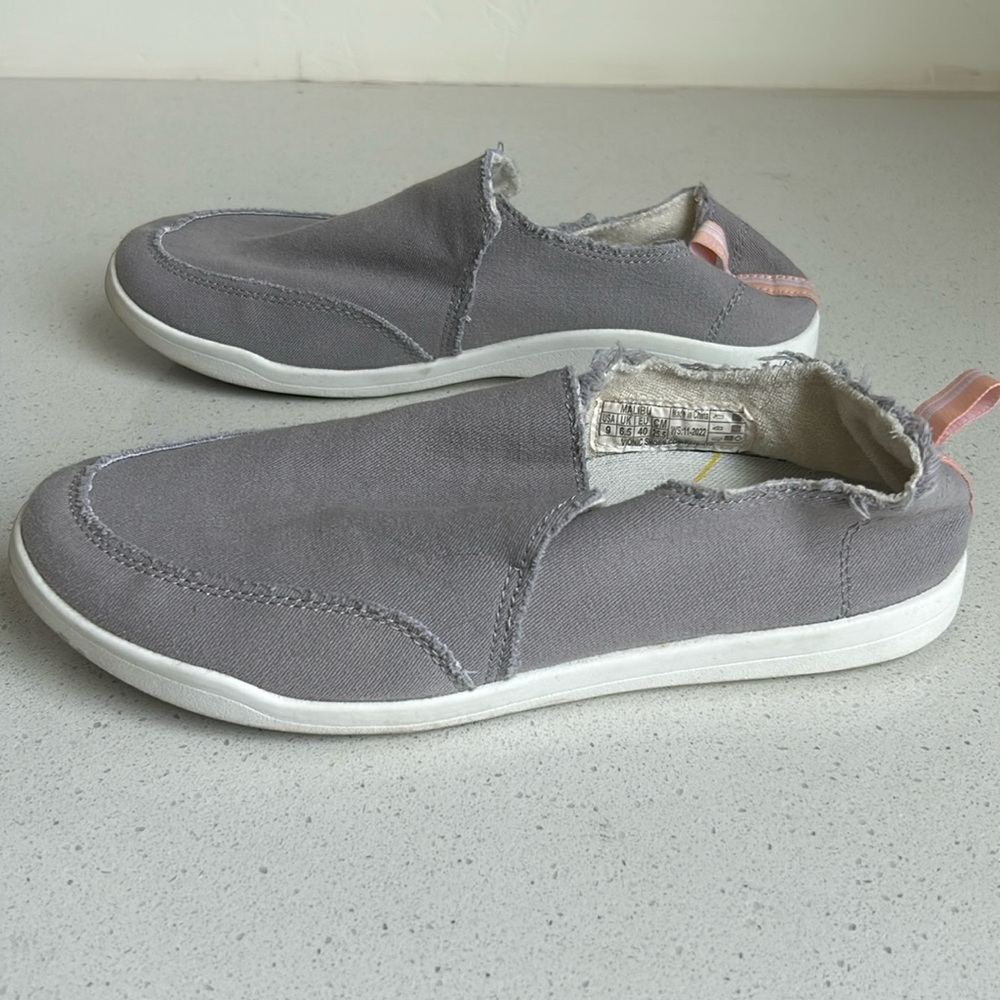 Vionic Beach Shoes (9) Near new condition. Worn once. Machine washable. Gray
